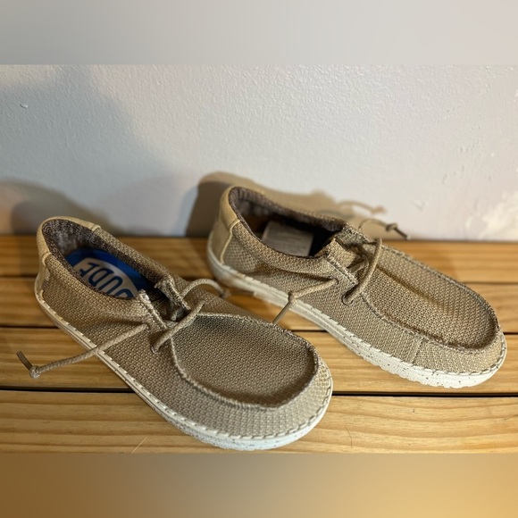 Hey Dude NWB Wally Sport Mesh Tan/White Kids Shoes Size 3 - Picture 2 of 4